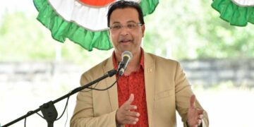 Minister Riad Nurmohamed 2 1024x650 1 1 De loopsteiger bij de Marine trap is officieel opgeleverd. Vandaag vond de officiële overdracht plaats. Minister Riad Nurmohamed, geeft in zijn toespraak aan dat de steiger onderdeel is van ons erfgoed. "En erfgoed moeten we promoten."