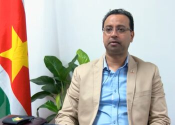 Minister Riad Nurmohamed van Openbare Werken in Suriname Voor 2024 zijn er ook andere grote projecten op schema en voortzetting van projecten die reeds in 2023 zijn gestart. Een van deze projecten is de brug die over de Corantijnrivier gebouwd zal worden. Kees Boender, projectcoördinator van de grote projecten die worden uitgevoerd door OW, zegt dat voor 2024 een afspraak met Guyana op schema staat om de verdere aanpak en bouw van de brug op te pakken. Er zijn tot nu toe twee bedrijven geweest die op de tender van Suriname en Guyana hebben gereageerd. Een ander groot project is het baggeren van de Suriname rivier. Er moet nu een studie gedaan worden volgens Boender als men dieper moet graven naar 6.1 meter. "Er moet gekeken worden als de behoefte hiervoor is en moet dus voorbereid worden."