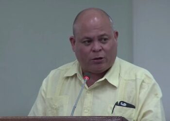 Minister Robert Peneux Foto Suriname Herald 1 Ex-minister Robert Peneux van Onderwijs heeft via zijn advocaat rectificatie gevraagd van voorzitter Paul Somohardjo van de Pertjajah Luhur (PL), die tijdens een ressortmeeting te Koewarasan hem en voormalig vicepresident Ashwin Adhin een seksgenoot noemde van Sally. “Ik vind het zeer beledigend. Ik weet niet waarom hij m'n naam linkt met mevrouw Sally”, zei Peneux maandag in het radioprogramma Bakana tori op LIM FM.