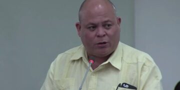 Minister Robert Peneux Foto Suriname Herald 1 Leerkrachten verzuimen steeds vaker omdat ze geen geld hebben voor vervoer naar school, waarschuwt Robert Peneux. Dit leidt tot een zorgwekkende uitstroom uit het onderwijs. Lees meer over deze urgente