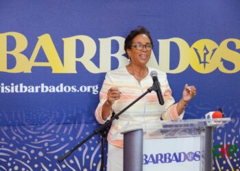 Minister Sandra Husbands van Barbados Op woensdag 20 december 2023 lanceerde de Surinaamse Luchtvaartmaatschappij (SLM) haar vliegoperatie naar Barbados met de inaugurele vlucht Paramaribo-Georgetown-Barbados.