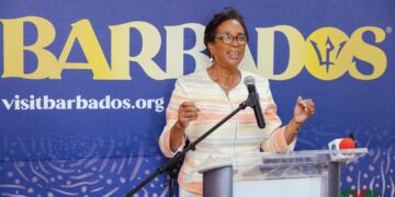 Minister Sandra Husbands van Barbados Op woensdag 20 december 2023 lanceerde de Surinaamse Luchtvaartmaatschappij (SLM) haar vliegoperatie naar Barbados met de inaugurele vlucht Paramaribo-Georgetown-Barbados.