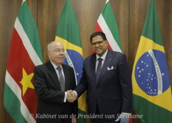 Minister Vieira en president Santokhi 2 Tijdens het bezoek van de Braziliaanse minister van Buitenlandse Zaken, Mauro Vieira, is besproken hoe Suriname en Brazilië hun bilaterale relatie verder kunnen verdiepen.