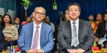 Minister ambassadeur en aanwezigen 1 De Volksrepubliek China zal ook in 2024 de duurzame relatie met Suriname onverkort voortzetten. Ambassadeur Han Jing zegt dat de twee landen niet slechts een vriendschappelijke en diplomatieke band hebben, maar een historische verbondenheid die teruggaat naar de komst van de eerste Chinese immigranten naar Suriname.