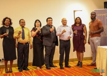 Minister en Raad van Toezicht De Raad van Toezicht (RvT) van de Suriname Toerisme Autoriteit (STA) en belanghebbenden binnen de sector hebben met elkaar van gedachten gewisseld over het toerisme gebeuren. Dit gebeurde tijdens een kennismakingsbijeenkomst op maandag 6 november in Courtyard by Marriott, enkele momenten nadat de Raad op het kabinet van de President door president Chandrikapersad Santokhi was geïnstalleerd.
