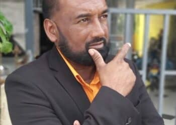 Mohamedsafiek Radjab 1 Districtscommissaris Mohamedsafiek Radjab van Commewijne waarschuwt de samenleving om percelen te kopen in de ressorten Zoelen en Mariënburg in het district Commewijne. “Het is een hele fromu met de percelen in deze ressorten”, zegt de burgervader.