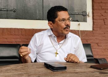 Monseigneur Karel Choennie 4 of 5 Onlangs heeft de advocaat van Desi Bouterse en de andere veroordeelden, Irvin Kanhai, kenbaar gemaakt dat hij mogelijk gratie zou aanvragen bij het Openbaar Ministerie. Het besluit van het geven van gratie zal worden genomen door de president, Chandrikapersad Santokhi, die zich zal moeten laten adviseren door het Hof van Justitie. Santokhi heeft in verschillende media al aangegeven dat hij, hoe dan ook, het advies van het Hof zal opvolgen.