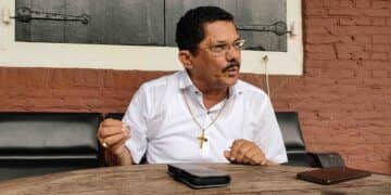 Monseigneur Karel Choennie 4 of 5 5 Onze bezorgdheid is wat u laat zien met uw houding Bisschop en onze bezorgdheid is niet de militairen van 1980, niet het december proces en niet het vroegtijdig uitschrijven van verkiezingen. Wij zijn in opperste beroering om te zien dat onze geestelijke leiders kennelijk en met nadruk kennelijk een eigen verborgen agenda op na houden. Deze stelling wordt duidelijker als u de vragen die ik heb samengevat in de bijlage ziet. Onze bezorgdheid is dat het land nu helemaal verloederd is als wij zien dat onze geestelijke leiders, die 90% van de samenleving menen te vertegenwoordigen tot zo’n houding zijn gekomen waarbij ontdekken dat ze over 1 nacht ijs zijn gegaan, maar goed over alle woorden hebben nagedacht en door adviseurs hebben laten ondersteunen. Dus de geestelijke leiders hebben de oproep heel bewust en goed voorbereid uitgevoerd. Dat is dus goed doordacht. Dat wil zeggen dat uw houding goed georkestreerd is. Wij zijn nu extra benieuwd naar wie nog meer meedoet met u bisschop? Is Bipat net zo diep betrokken? Zijn CCK en IRIS ook zo diep betrokken bij uw rol en houding bisschop?