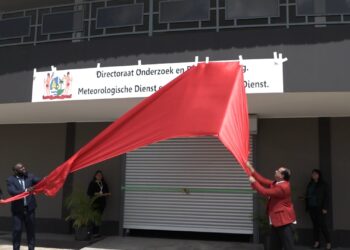 NIEUW GEBOUW METEO Minister Riad Nurmohamed van Openbare Werken verklapte dinsdag tijdens de opening van het nieuw kantoor van de meteorologische en waterloopkundige dienst Suriname aan de Duisburglaan dat er haast vragen en klachten binnenkomen bij de meteodienst met betrekking tot weersvoorspellingen.