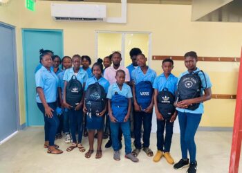 NJI schenking Het instituut van de First Lady van de Republiek Suriname, Melissa Santokhi-Seenacherry, heeft ongeveer 500 schoolpakketten geschonken aan het Nationaal Jeugd Instituut (NJI), bestemd voor kansarme schoolgaande jongeren in alle districten.