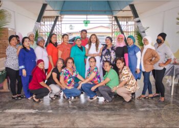 Nabawischool 1 First lady Mellisa Santokhi-Seenacherry heeft een bezoek gebracht aan de Nabawischool, die onlangs is toegevoegd aan het School-Broodpakket-Project 2024. Het bezoek vond plaats op vrijdag 26 januari 2024. Na een warme ontvangst van de leerlingen en leerkrachten, werd de presidentsvrouw begeleid naar een van de klassen, waar ze samen met de leerlingen een broodje heeft gesmeerd en genuttigd.