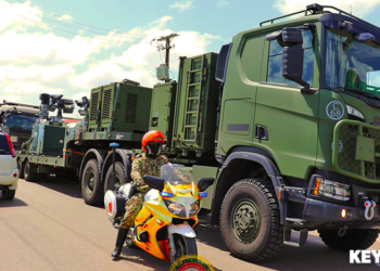 Nederlandse militairen voertuigen en containers In verband met de afbouw van de Nederlandse Jungletrainingen 2023, zullen er tot en met donderdag 25 mei 2023, een aantal containers en Nederlandse militaire voertuigen in colonnes onder begeleiding van de Militaire Politie, vanuit de Ayoko Kazerne te Zanderij (BBZ), vervoerd worden naar de Jules Sedney Haven.