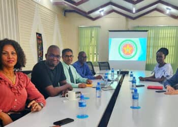 OKB Frans web Het Onafhankelijk Kiesbureau (OKB) heeft de Franse ambassadeur in Suriname, Nicolas de Lacoste, onlangs ontvangen voor een kennismakingsbezoek. Bij de gelegenheid waren aan de zijde van het OKB aanwezig de voorzitter Samseerali Sheikh Alibaks en de leden Anne Marel-Linger en Paul Lank.