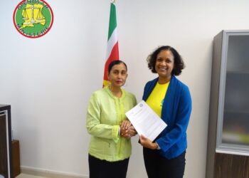 OM CIS Met het tekenen van deze MoU verklaren beide partijen dat zij zullen samenwerken om de natuurlijke hulpbronnen in Suriname te beschermen. Deze samenwerking omvat acties die op een legale en duurzame manier moeten worden ingezet voor het gebruik en de handel van deze bronnen. Samen zullen zij streven naar de preventie, opsporing en, waar nodig, strafvervolging van milieudelicten.