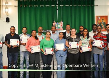 OW 002 brandveiligheid Bij deze is de aandacht dan ook gericht op bij- en omscholing van diverse individuen middels specifieke trainingen. Het ministerie bemoedigt het personeel steeds aan om zich op een hoger niveau te blijven ontwikkelen en om dromen en doelen na te streven. Op vrijdag 18 augustus 2023 mochten 15 cursisten in dit kader hun certificaat in ontvangst nemen na het succesvol volgen van de 5-daagse training ‘Brandveilig ontwerpen’.