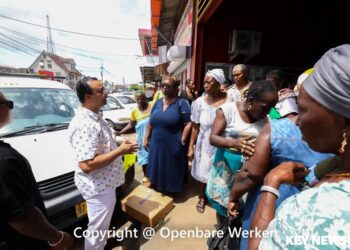 OW 04 Minister Riad Nurmohamed van het ministerie van Openbare Werken (OW) heeft op dinsdag 24 mei 2023 persoonlijk een grote groep marktverkopers van de Vreedzaam markt toegesproken.