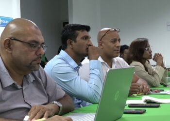 OW 2 Een nieuw staatsbesluit ten aanzien van de bouwwet is vanaf vandaag in werking getreden. De bouwcontrole zal landelijk nu op een ander niveau geschieden volgens Riad Nurmohamed, minister van Openbare Werken. Hij verklapte maandag tijdens een persconferentie dat er vooral nieuwe regels gelden voor werkzaamheden in de binnenstad en gebieden waar er erfgoed voorkomt.