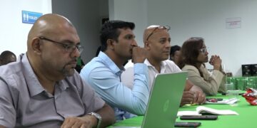 OW 2 Een nieuw staatsbesluit ten aanzien van de bouwwet is vanaf vandaag in werking getreden. De bouwcontrole zal landelijk nu op een ander niveau geschieden volgens Riad Nurmohamed, minister van Openbare Werken. Hij verklapte maandag tijdens een persconferentie dat er vooral nieuwe regels gelden voor werkzaamheden in de binnenstad en gebieden waar er erfgoed voorkomt.