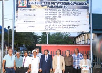 OW 8 Nov 2023 F 1 In het kader van het rehabiliteren van de ontwateringswerken in Paramaribo, is er op donderdag 2 november 2023 een verslag gegeven over de tot nu herstelde sluizen, pompgemalen, dijken en plannen voor de toekomst. Onder de aanwezigen waren Ricardo Bhola, DC Paramaribo-Noordoost, Conrad Issa, vertegenwoordiger van de binnenstad, Roshan Jadnanansingh, voorzitter Stichting Beter Wonen Morgenstond, Mahinderkoemar Jogi, voorzitter vaste commissie Openbare Werken (OW), Riad Nurmohamed minister van OW en President Chandrikapersad Santokhi.