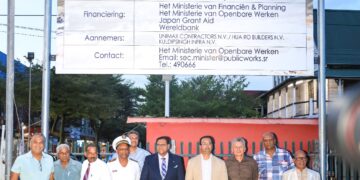OW 8 Nov 2023 F 1 In het kader van het rehabiliteren van de ontwateringswerken in Paramaribo, is er op donderdag 2 november 2023 een verslag gegeven over de tot nu herstelde sluizen, pompgemalen, dijken en plannen voor de toekomst. Onder de aanwezigen waren Ricardo Bhola, DC Paramaribo-Noordoost, Conrad Issa, vertegenwoordiger van de binnenstad, Roshan Jadnanansingh, voorzitter Stichting Beter Wonen Morgenstond, Mahinderkoemar Jogi, voorzitter vaste commissie Openbare Werken (OW), Riad Nurmohamed minister van OW en President Chandrikapersad Santokhi.