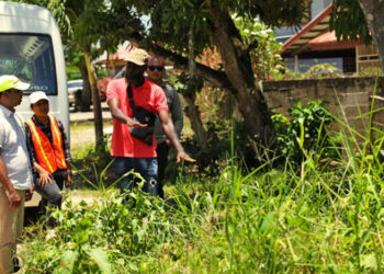 OW bezoek 2 De gebieden van Paramaribo en Wanica kampen momenteel met diverse problemen. De bewindsman geeft aan dat er al een inventaris is gedaan voor dit project en er wordt extra materiaal aangeschaft om de werkzaamheden te versnellen. Hij doet een beroep op de samenleving om melding te maken bij OW over het wegenonderhoud. Dit wordt meegenomen in het onderhoudsproject.