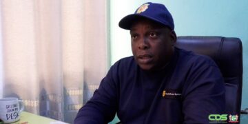 Olton Pinas 1 “We hebben wel een gangbare boete en deze moet gehandhaafd worden”, zegt brandweervoorlichter Olton Pinas. Hij deelde eerder mee aan de media dat de boete voor brandstichting heel laag is. Hij haalde aan dat voor brandstichting een boete van SRD 15 opgelegd kan worden, wat allang achterhaald is.