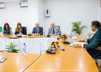 Onderhoud op kabinet Speciaal voor de viering van 48 jaar Staatkundige Onafhankelijkheid van de Republiek Suriname, is de Braziliaanse minister van Buitenlandse Zaken, Mauro Vieira, op bezoek. Minister Vieira en zijn delegatie arriveerden op vrijdag 24 november 2023 op de Johan Adolf Pengel Internationale Luchthaven. De bewindsman werd opgewacht door minister Albert Ramdin van Buitenlandse Zaken, International Business en Internationale Samenwerking.