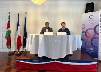 Ondertekening FP 1 Suriname en de Agence Française de Developpement (AFD) hebben opnieuw getekend voor het Albina Hospitaal project. Het ministerie van Financiën en Planning geeft in haar berichtgeving aan dat het ondertekenen van amendement pas kon nadat Suriname haar schulden herschikking had afgerond.