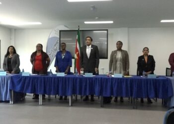 Onderwijs Het is geen nieuws dat de onderwijsbranche in Suriname problemen doormaakt. Onderwijsminister Henri Ori vertelde vrijdag tijdens een persconferentie op zijn departement dat er op wat gebieden binnen het onderwijsgebeuren een aantal zaken niet goed lopen, maar er zoetjes aan verandering hierin komt.
