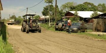 Openbare Werken 1web Volgens Variëlla Pawiro-Oelomo, hoofd van de afdeling Wegen, worden er 12 ressorten in het district Paramaribo bezand. “Vorige week zijn de wegen in Livorno en Latour aangepakt en binnenkort worden enkele wegen ook geasfalteerd.” Zij geeft aan dat de werkzaamheden onder supervisie van het ministerie worden uitgevoerd door aannemingsbedrijf Supra N.V. De uitvoering van het werk zal 6 maanden duren. “Op de weggebruikers wordt  een beroep gedaan om hiermee rekening te houden”, aldus Pawiro.