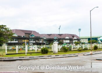 Openbare Werken OW Tezamen met het ministerie van Economische Zaken, Ondernemerschap en Technologische Innovatie en de districtscommissarissen, zal een strakker beleid worden gevoerd met betrekking tot zakenpanden in woongebieden. Dat meldt het ministerie van Openbare Werken in een persbericht.
