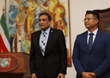 Ori en Dasai web President Chandrikapersad Santokhi wil meteen acties zien van de twee nieuwe ministers, die dinsdag beëindigd werden op het presidentieel paleis.