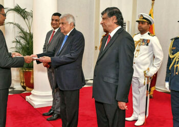 Overhandiging geloofsbrieven 1 1536x907 1 De Buitengewoon- en Gevolmachtigd Ambassadeur van de Republiek Suriname in India, Arunkoemar Hardien, heeft zijn geloofsbrieven als niet-residerende ambassadeur aangeboden aan de president van de Socialistische Democratische Republiek Sri Lanka, Z.E. Renil Wickremesinghe.