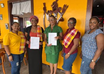 PHOTO 2023 11 19 13 48 26 Stichting Kerngroep Accreditatie Surinaams Erfgoed door Kaseko Onderzoek (K.A.S.E.K.O.), gevestigd in Suriname en Stichting KENK-I, gevestigd in Nederland, gaan samenwerken aan een versterking van het immaterieel cultureel erfgoed van Suriname. Om deze samenwerking te bekrachtigen, is er op 19 november 2023 een Memorandum of Understanding getekend.