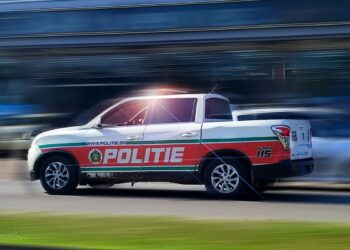 POLITIE 006 35 Vandaag is een  lichaam van een man geborgen uit het Saramaccakanaal.  Een tragisch incident voltrok zich nadat de man op zaterdag 2 december van de Coesewijnebrug sprong en in de diepte verdween.