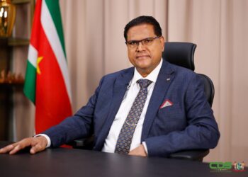PRESIDENT CHANDRIKAPERSAD SANTOKHI President Chandrikapersad Santokhi heeft in zijn nieuwjaarstoespraak de start van een hoopvol hoofdstuk voor Suriname aangekondigd. Terwijl het land de vruchten plukt van opofferingen, roept het staatshoofd op tot hernieuwde hoop, versterkt geloof, eenheid en diepgewortelde vaderlandsliefde.