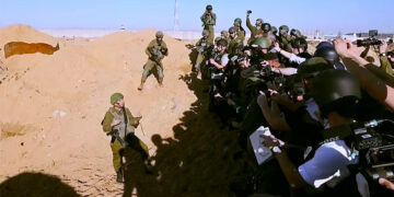Pers Gaza web 1 Meer dan 100 internationale nieuwsomroepen scharen zich achter de oproep van vorige maand in een open brief aan Israël en Egypte, waarin wordt gepleit voor "vrije en onbelemmerde toegang" voor journalisten tot de Gazastrook. Sinds het begin van de oorlog op 7 oktober hebben buitenlandse media geen vrije toegang tot de enclave, wat hun mogelijkheid om verslag te doen belemmert.