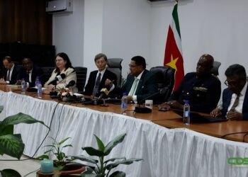Persbriefing Het IMF heeft tijdens een persconferentie aangegeven dat zij nog steeds niet tevreden zijn met de uitvoer van het sociaal programma. "Onze complimenten dat het programma tot nu toe goed verloopt, echter heeft Suriname de gestelde targets voor het uitvoeren van het sociaal beleid nog steeds niet behaald", zegt de IMF-coördinator Anastacia Guscina aan de media.