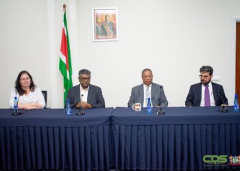 Persconferentie IMF FP 1 De IMF-missie die Suriname deze week heeft aangedaan, keert tevreden terug. Het team is onder de indruk van Surinames inspanningen om het door het Internationaal Monetair Fonds ondersteund herstelprogramma zo goed mogelijk uit te voeren.