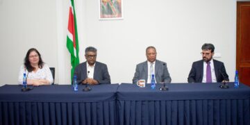 Persconferentie IMF FP 1 De IMF-missie die Suriname deze week heeft aangedaan, keert tevreden terug. Het team is onder de indruk van Surinames inspanningen om het door het Internationaal Monetair Fonds ondersteund herstelprogramma zo goed mogelijk uit te voeren.