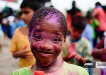 Phagwa 2012 JD President Chandrikapersad Santokhi roept tijdens de viering van het Holifestival om meningsverschillen opzij te zetten. "Immers Holi is een feestelijke dag om een einde te maken aan fouten uit het verleden, om conflicten te beëindigen, door anderen te ontmoeten, een dag om te vergeten en te vergeven", zegt Santokhi in zijn Holi-boodschap.