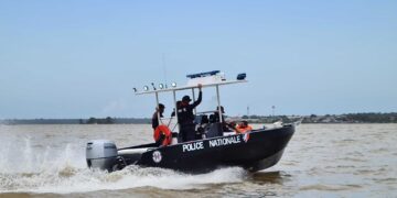 Police Een groep gewapende mannen heeft een boot op de Marowijnerivier gestopt, waarna de 25 inzittenden zijn beroofd van geld en andere kostbare bezittingen.