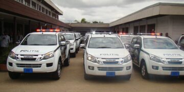 Politievoertuigen. Foto Korps Politie Suriname 6 De vier verdachten, V.V. (20), A.J. (19) en de twee 16-jarigen A.M. en P.G. zijn op woensdag 17 januari 2024 door de politie van het bureau Santodorp ter zake seksueel misbruik en verspreiding pornografische beelden in de kraag gevat.