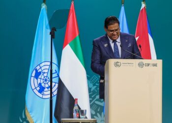 President Santokhi toespraak G77 1 Diversificatie van de economie is volgens president Chandrikapersad Santokhi van groot belang in het verlagen van de uitstoot en daarmee het tegengaan van klimaatverandering. Het staatshoofd heeft op zaterdag 2 december 2023 de COP28 (VN Klimaatconferentie) in Dubai, Verenigde Arabische Emiraten (VAE) toegesproken. Hij zegt dat vooral de agrarische productie en het toerisme ter hand genomen moeten worden.