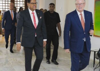 President en ambassadeur De Nederlandse ambassadeur heeft in een schrijven van de Granman, Albert Aboikoni, aangegeven dat zij opheldering hebben gevraagd aan de Surinaamse autoriteiten in de case van R. Edenburg, meer bekend als Asawini.
