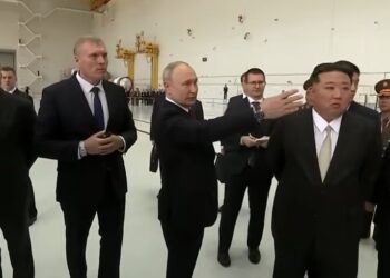 Putin en Kim Na een lange periode zal de Russische president Vladimir Poetin binnenkort Noord-Korea bezoeken, zo meldt de Russische ambassadeur in Noord-Korea in een interview met een Russische krant.