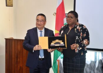ROS CHINA 21 JUNI 2024 A Een delegatie uit de Volksrepubliek China bestaande uit zes personen en onder leiding van de heer Zhang Hongguo, vicevoorzitter van het Permanent Comité van het Wenzhou Gemeentelijk Volkscongres, bracht op 20 juni j.l. een bezoek aan de minister van Regionale Ontwikkeling en Sport, Gracia Emanuel en haar staf.