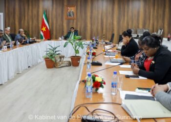 RRV122403 1 Minister van Sociale Zaken en Volkshuisvesting, Ines Pané, bevestigt de recente ontmoeting met stichting Wan Okasi, vertegenwoordigers van een groep personen met een beperking. Het overleg met president Chandrikapersad Santokhi op 25 januari richtte zich op het aanpakken van zorgen en uitdagingen met betrekking tot tijdige uitkeringen aan deze groep.