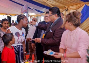 Ra1 13 of 31 1 1 President Chandrikapersad Santokhi heeft zijn 65ste verjaardag ingeluid samen met weeskinderen van verschillende tehuizen, personen met een beperking en seniorenburgers in de achtertuin van het presidentieel paleis op 2 februari 2024. Vertegenwoordigers van verschillende tehuizen en sociale instellingen hebben hun felicitatieboodschappen overgebracht aan het staatshoofd.