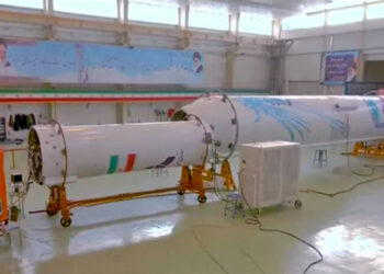 Rakket Iran Iran heeft verklaard dat het met succes drie satellieten in een baan om de aarde heeft gebracht met behulp van een Simorgh-raket, ontwikkeld door het Iraanse leger.